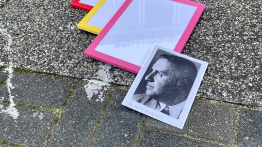 Stolperstein zur Erinnerung an Dr. Hans Buxbaum auf dem Hans-Schalla-Platz vor dem Schauspielhaus Bochum