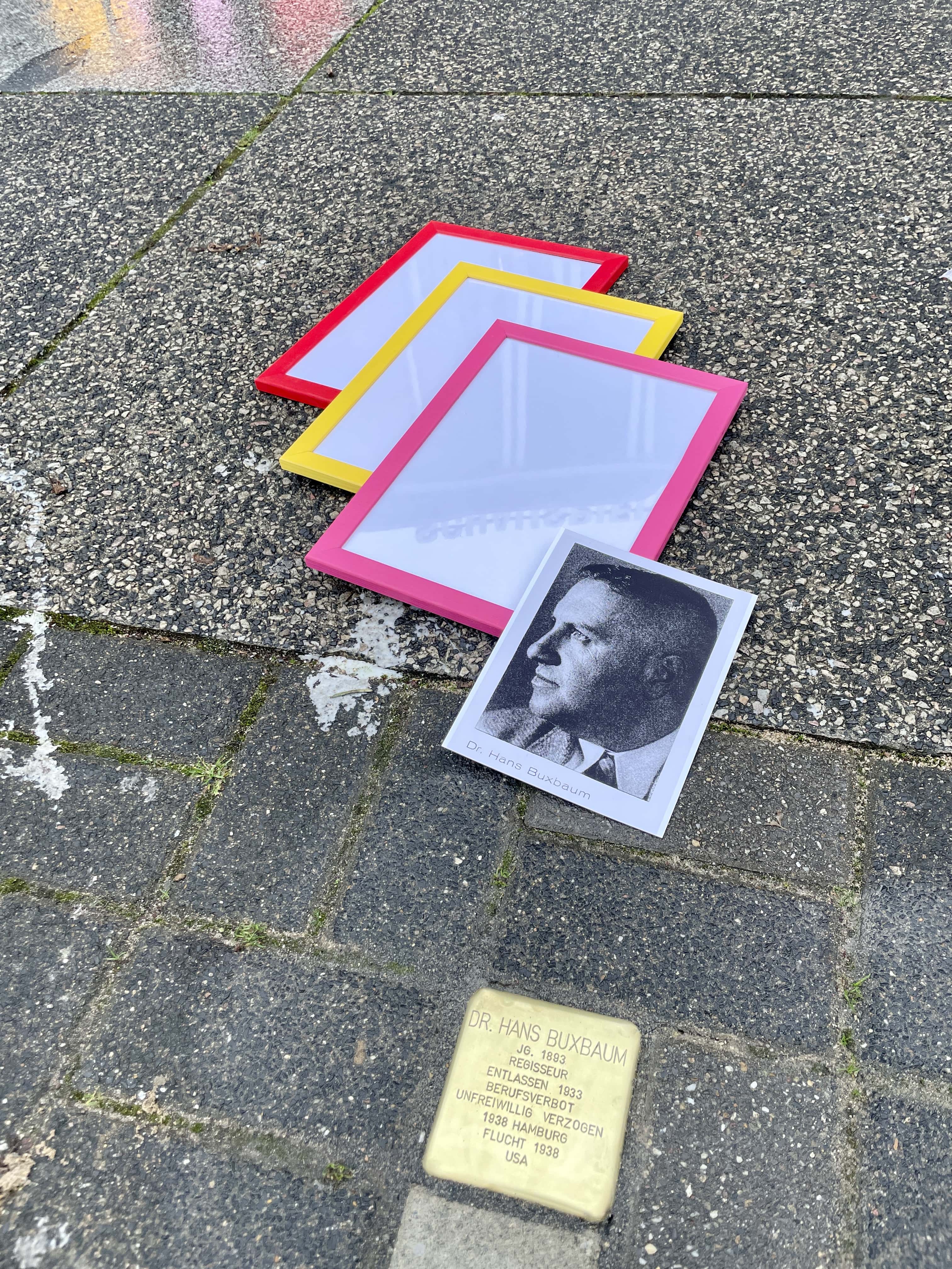 Stolperstein zur Erinnerung an Dr. Hans Buxbaum auf dem Hans-Schalla-Platz vor dem Schauspielhaus Bochum