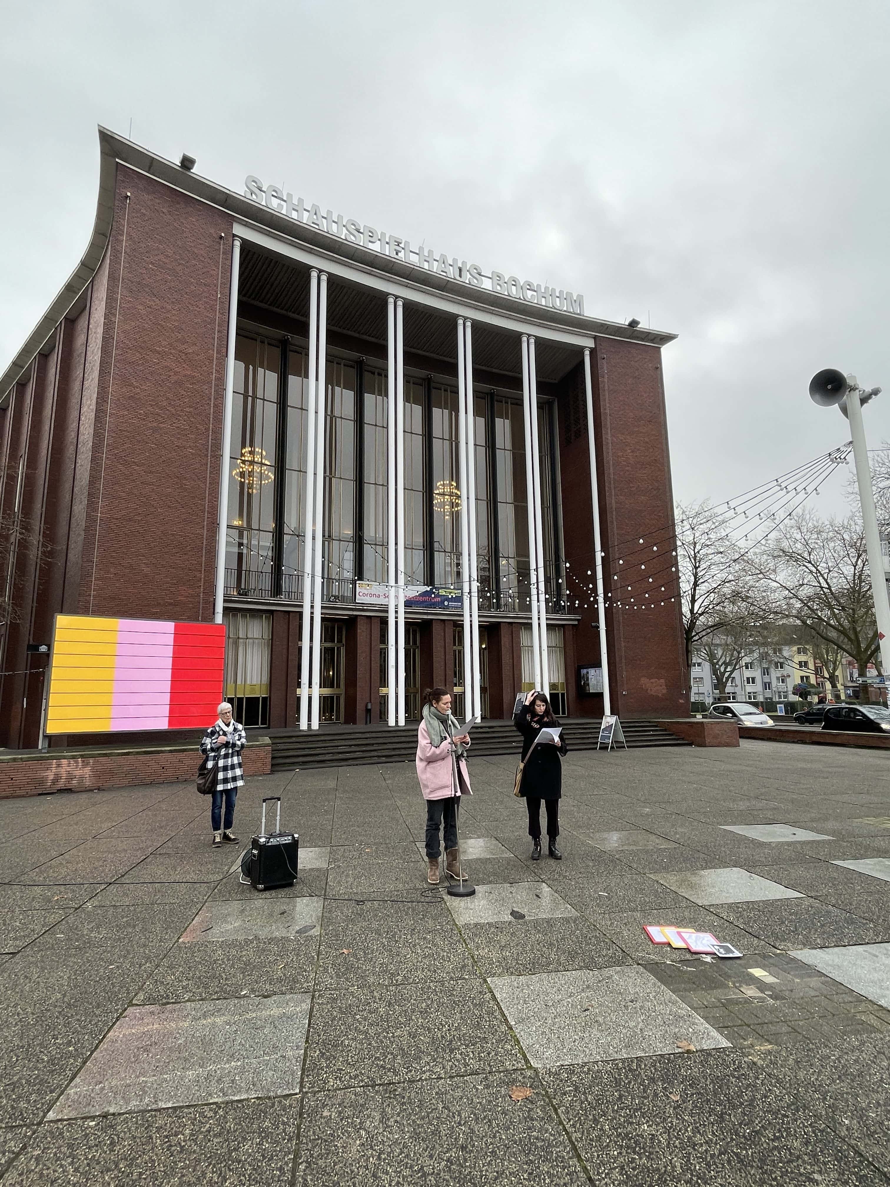 Kurze inhaltliche Einführung in das Leben von Dr. Hans Buxbaum, dessen Stolperstein zur Erinnerung auf dem Hans-Schalla-Platz vor dem Schauspielhaus Bochum verlegt wurde