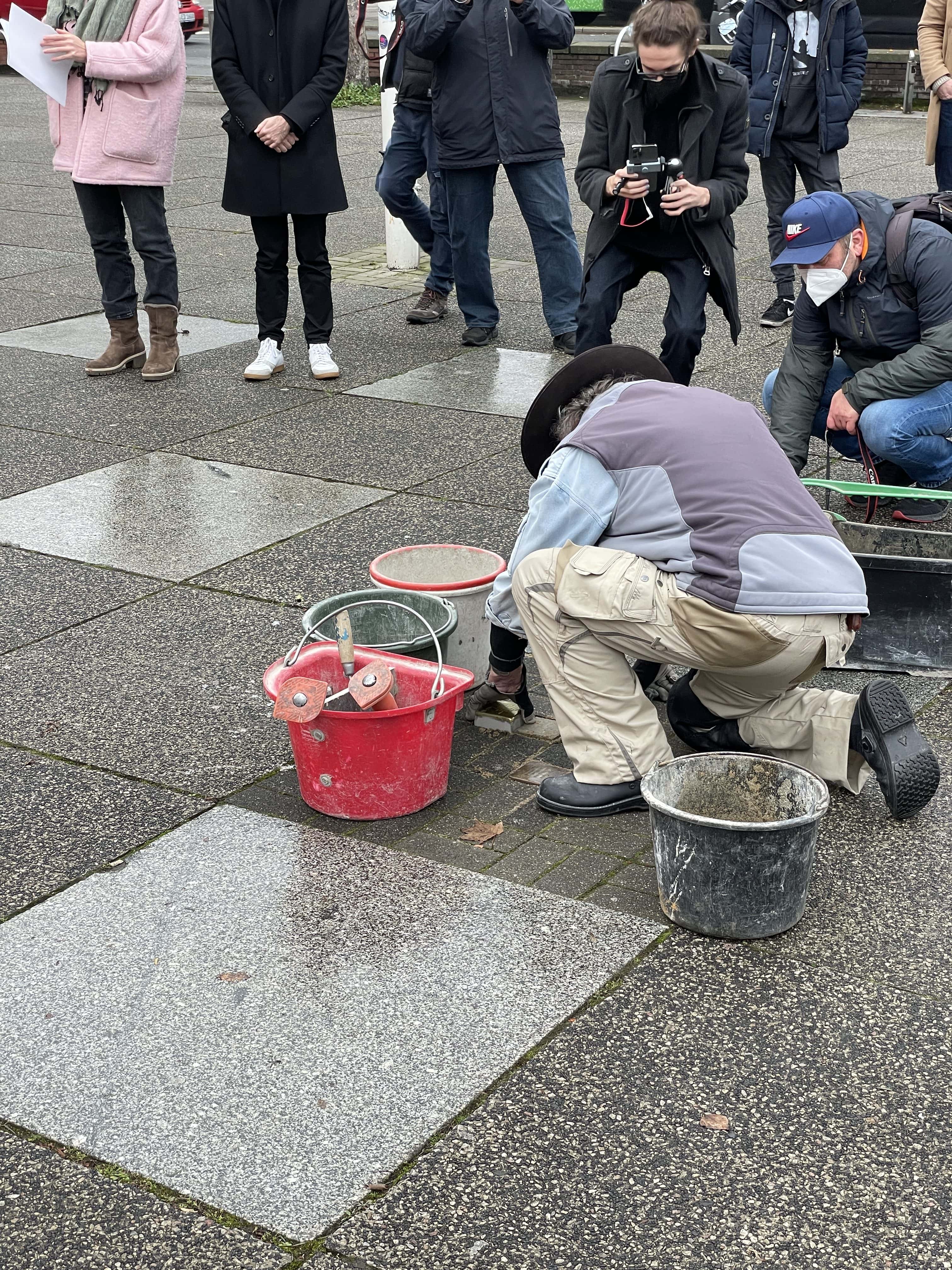 Gunter Demnig lässt den Stolperstein zur Erinnerung an Dr. Hans Buxbaum auf dem Hans-Schalla-Platz vor dem Schauspielhaus Bochum ein