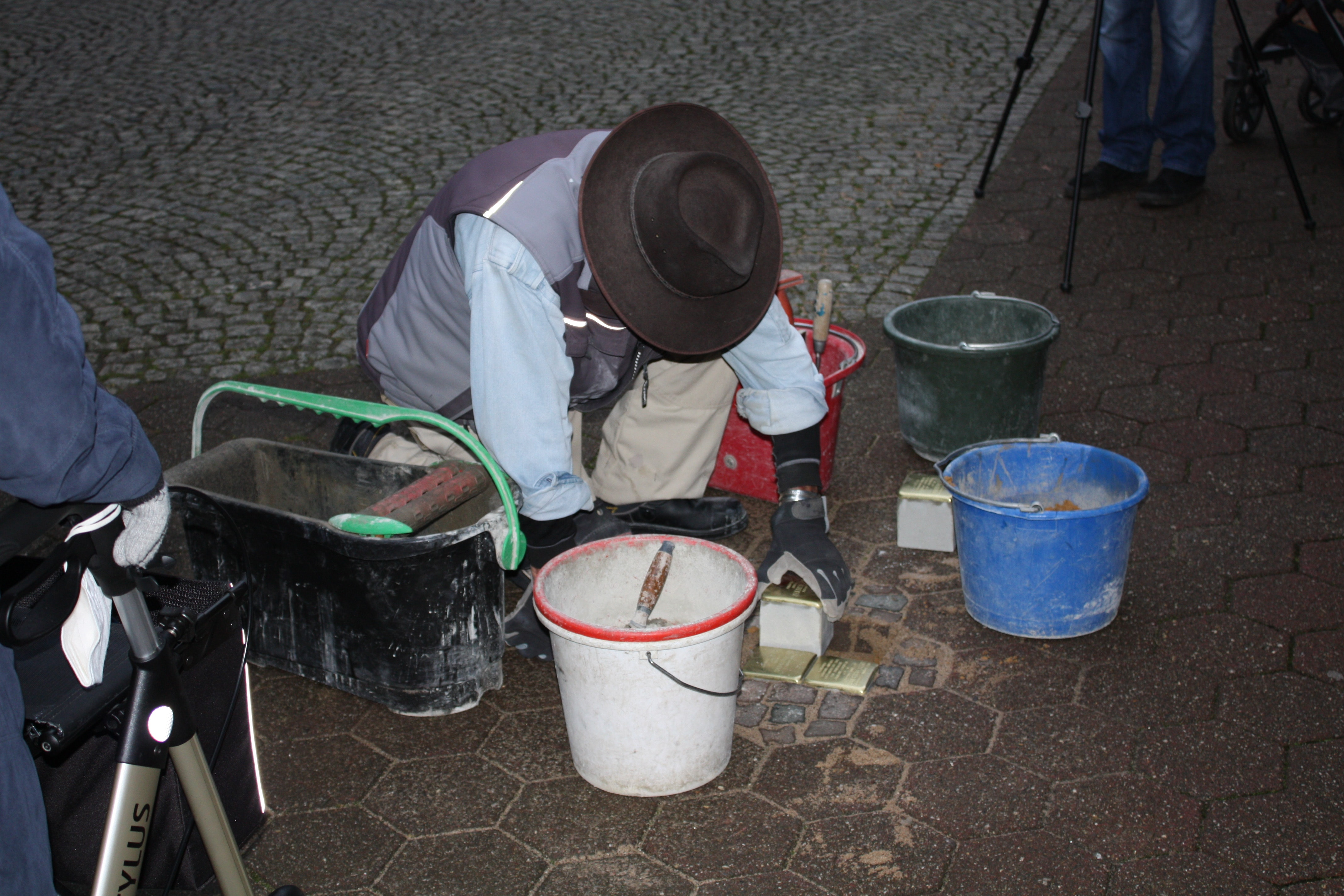 Kohlengräberland: Gunter Demnig verlegt den 300. Stolperstein in Bochum für die jüdische Familie Ortheiler aus Gerthe.