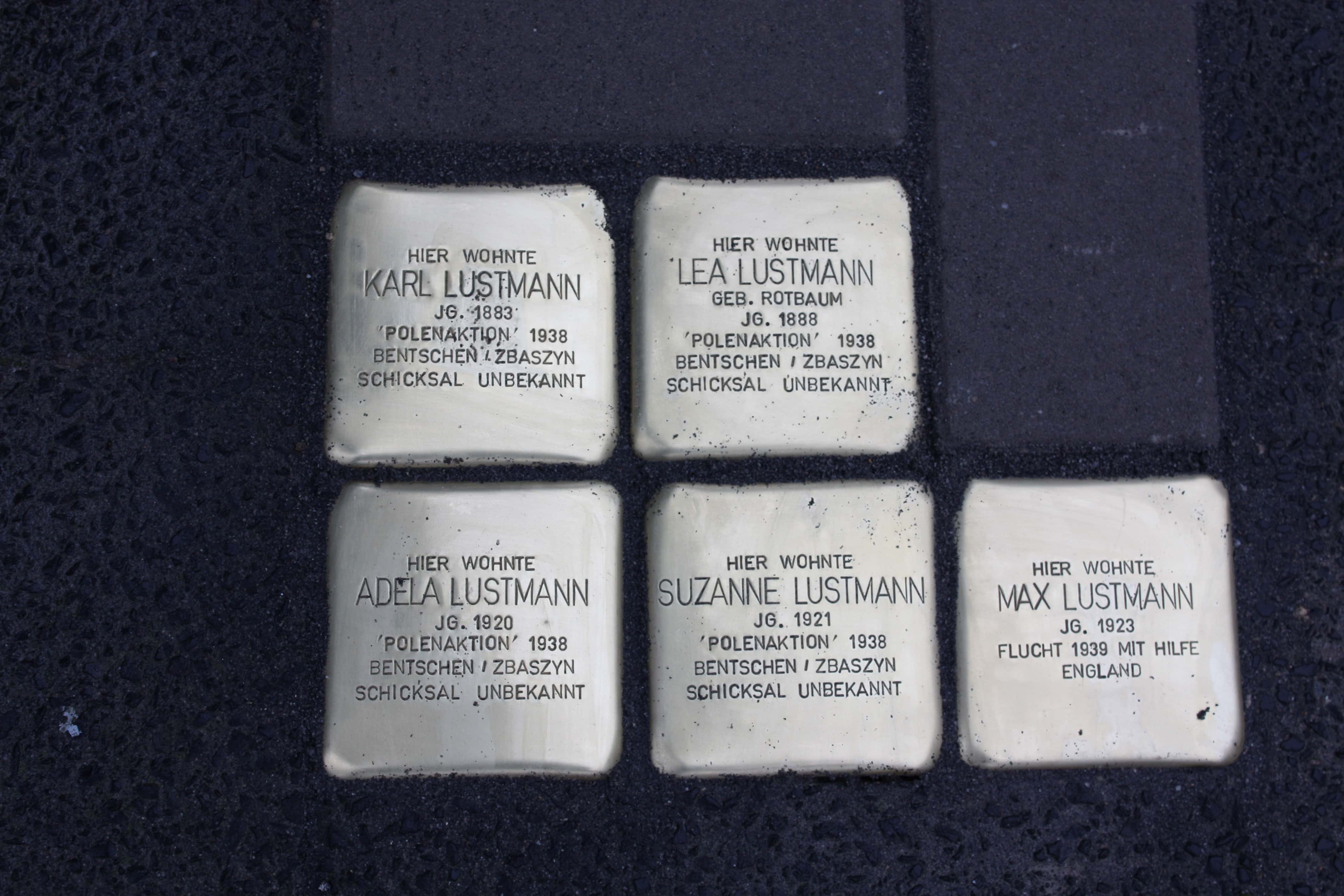 Stolpersteine für die jüdische Familie Lustmann. Als Siebzehnjährige war Suzanne Lustmann mit ihrer Familie nach Polen deportiert worden und kehrte nie zurück. Vor einhundert Jahren wurde sie in Bochum geboren.