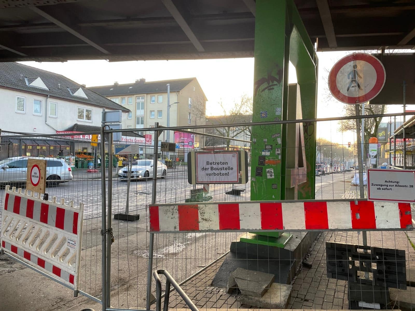 Alleestraße: Baustelle ohne Durchgang für Fußgänger