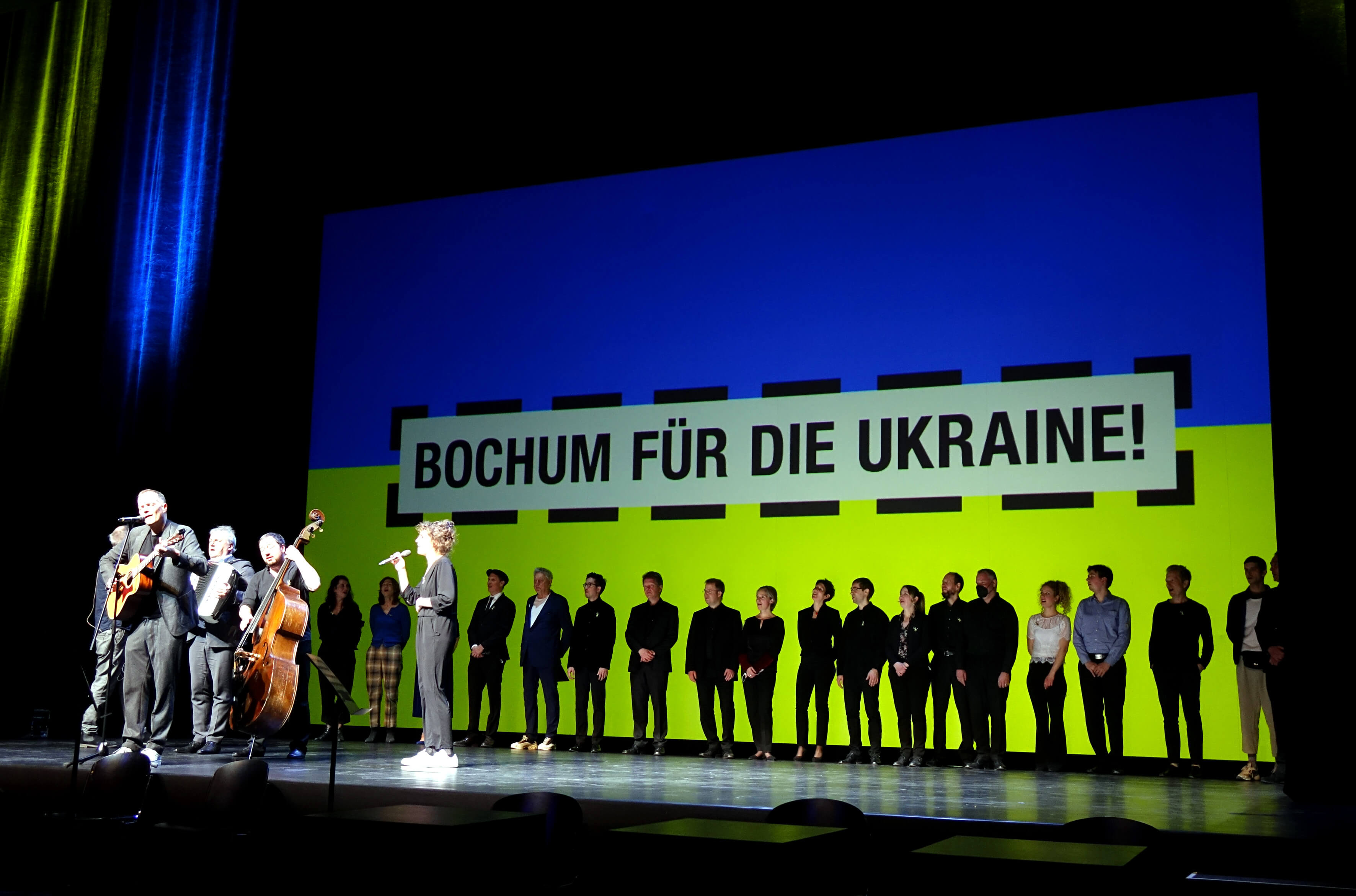 Bochum für die Ukraine: ein großer Teil des Ensembles am Ende der Veranstaltung