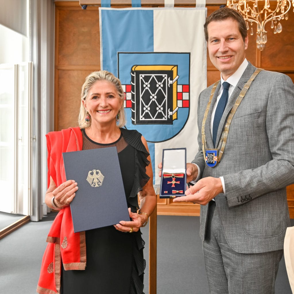 Rita Römert-Steinau bekommt am 08.07.2022 von Oberbürgermeister Thomas Eiskirch das Verdienstkreuz am Bande des Verdienstordens der Bundesrepublik Deutschland verliehen.