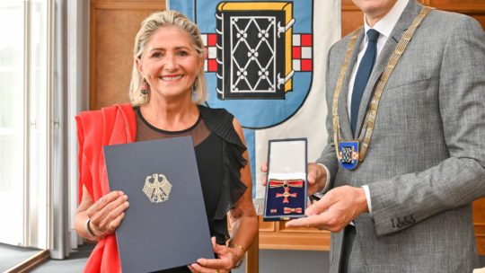 Rita Römert-Steinau bekommt am 08.07.2022 von Oberbürgermeister Thomas Eiskirch das Verdienstkreuz am Bande des Verdienstordens der Bundesrepublik Deutschland verliehen.