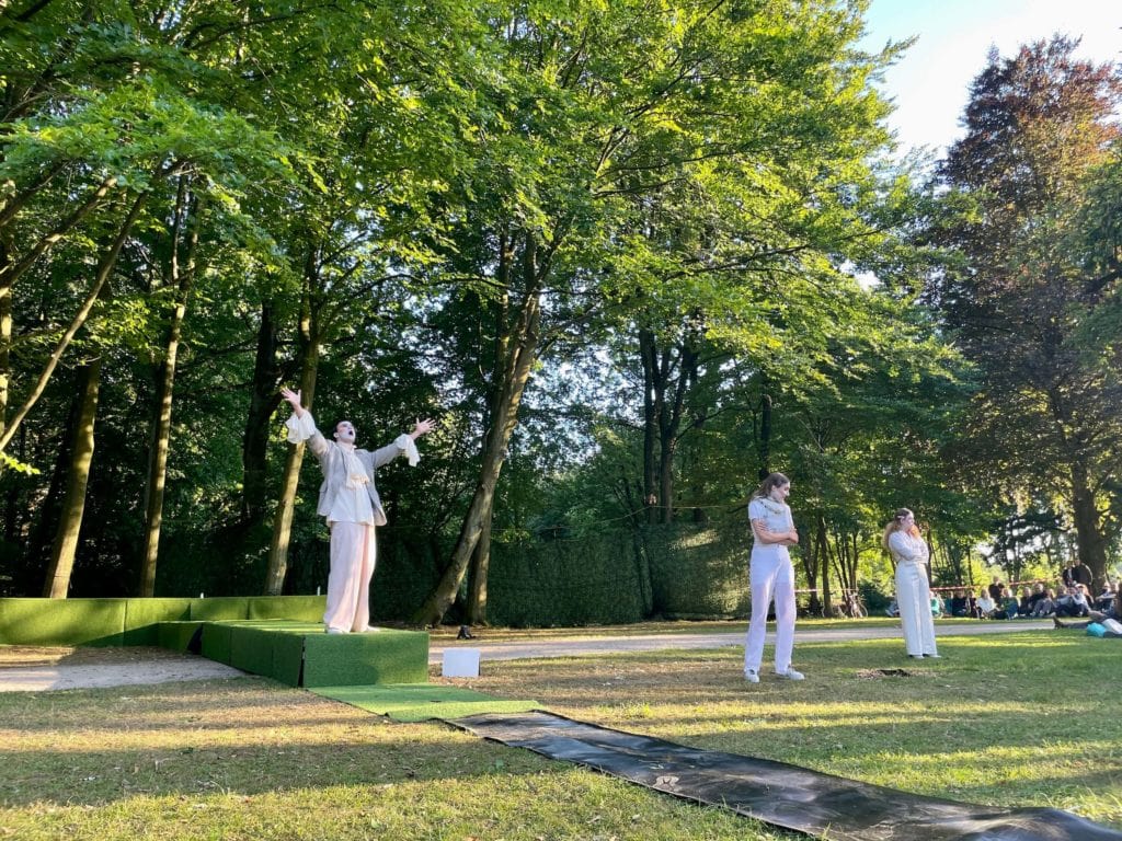 Szene aus "Ein Sommernachtstraum" (Schlosspark Bochum-Weitmar 2022): mit Tomte Heer, Undine Seidenschnur und Maleika Dörschmann