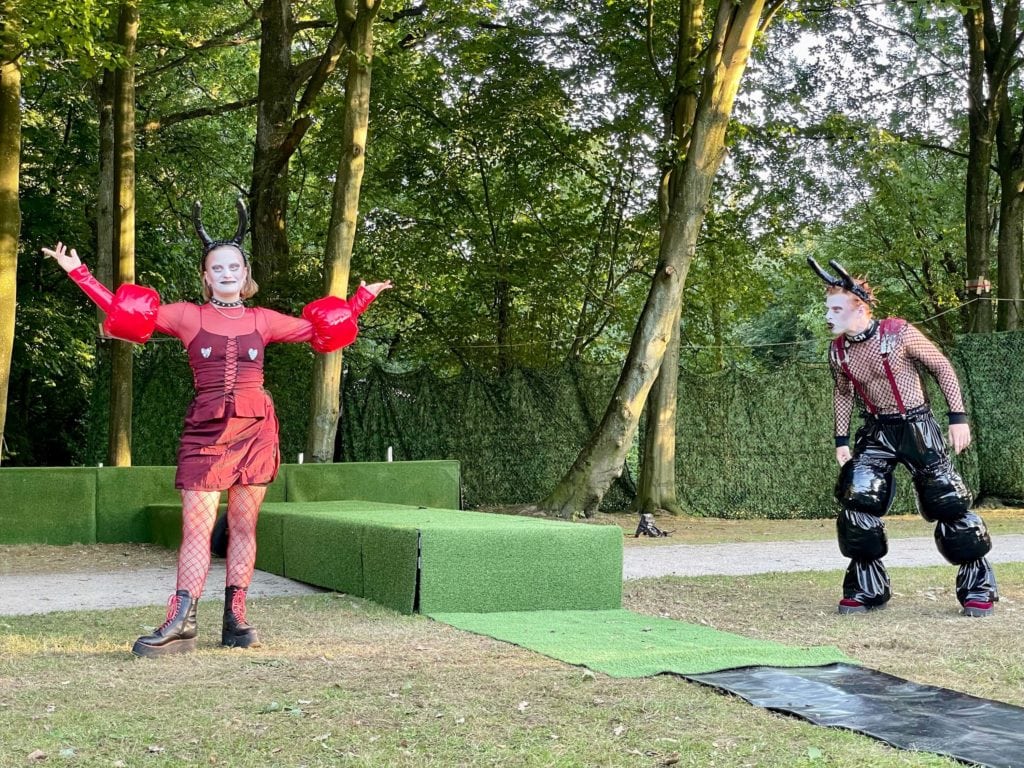 Szene aus "Ein Sommernachtstraum" (Schlosspark Bochum-Weitmar 2022): mit Maurizia Bachnick und Karl Leven Schroeder