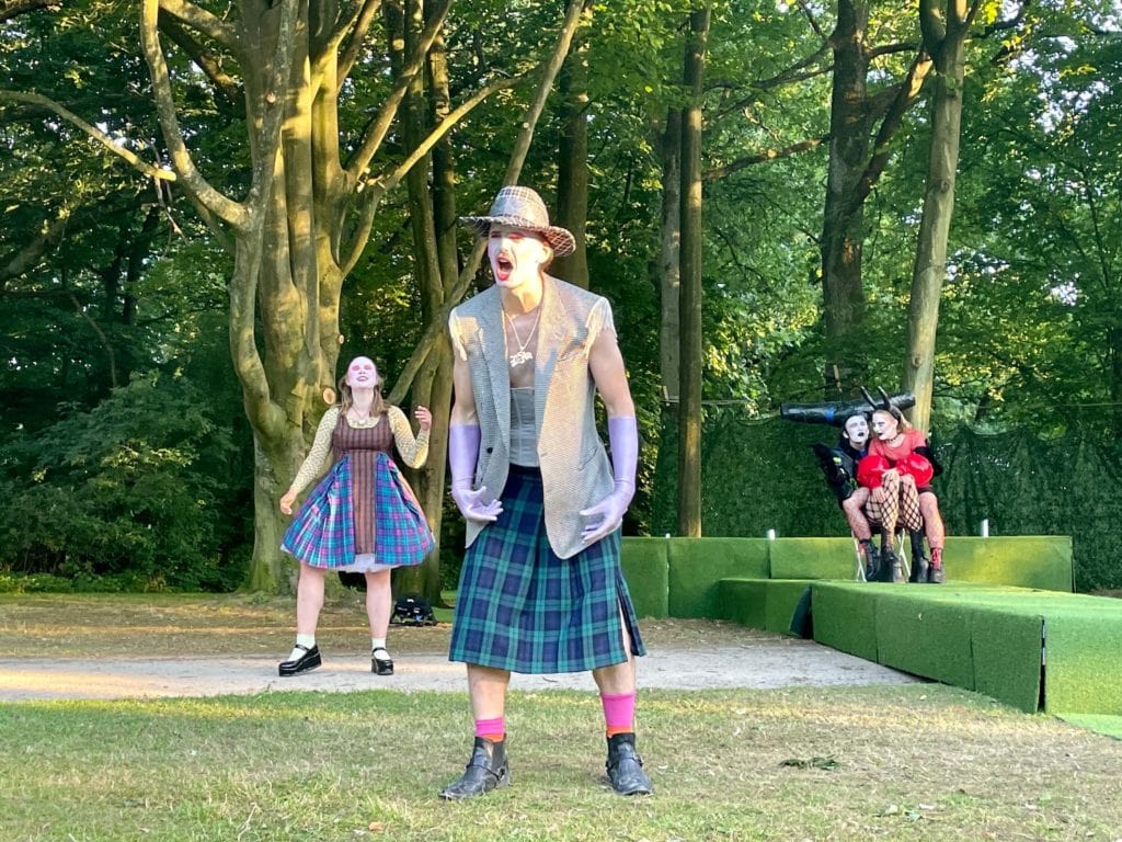 Szene aus "Ein Sommernachtstraum" (Schlosspark Bochum-Weitmar 2022): mit Anna Lepskaya, Lennart Hahn, Henri Mertens und Maurizia Bachnick