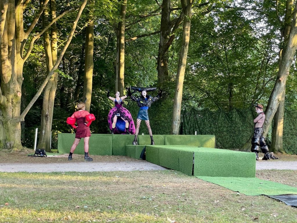 Szene aus "Ein Sommernachtstraum" (Schlosspark Bochum-Weitmar 2022): mit Maurizia Bachnick, Mia Kaufhold, Henri Mertens und Karl Leven Schroeder