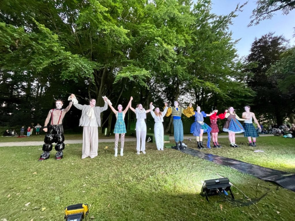 "Ein Sommernachtstraum" (Schlosspark Bochum-Weitmar 2022): das Ensemble bedankt sich beim begeisterten Publikum