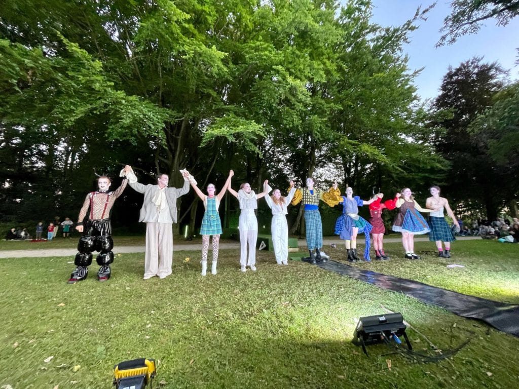 "Ein Sommernachtstraum" (Schlosspark Bochum-Weitmar 2022): das Ensemble bedankt sich beim begeisterten Publikum