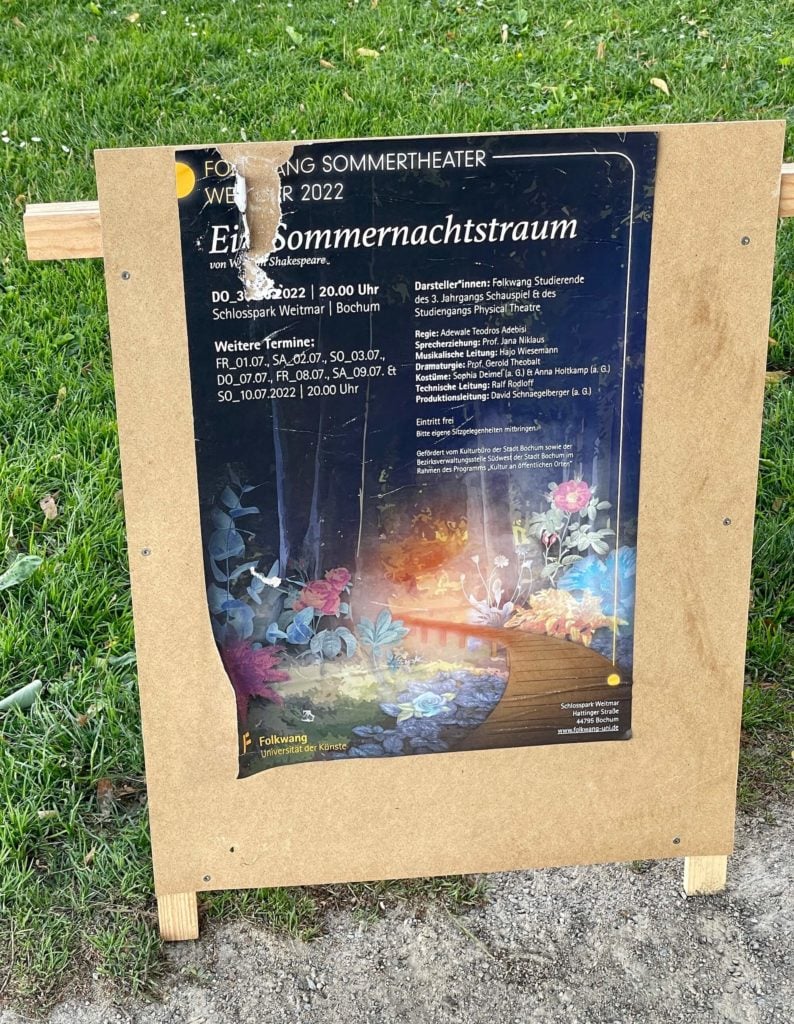 Schild "Ein Sommernachtstraum" (Schlosspark Bochum-Weitmar 2022) - vom Unwetter des Vortages etwas mitgenommen...