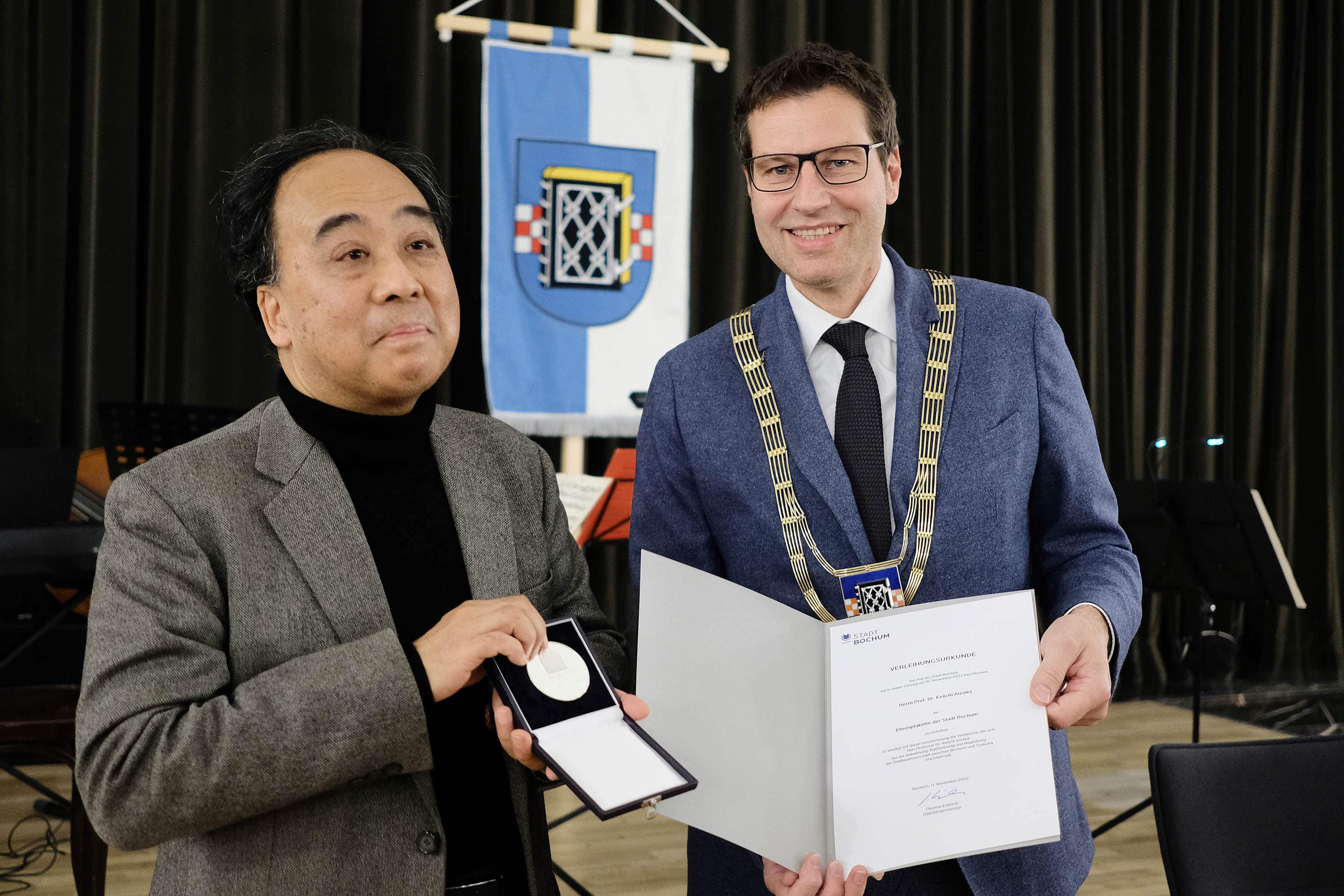 Ehrenplakette für Prof. Dr. Keiichi Aizawa, Leiter des Japanischen Kulturinstitutes Köln im Rathaus Bochum am 11. November 2022 - zusammen mit Gastgeber Oberbürgermeister Thomas Eiskirch.