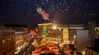 Weihnachtsmarkt in Bochum (2021) mit dem fliegenden Weihnachtsmann
