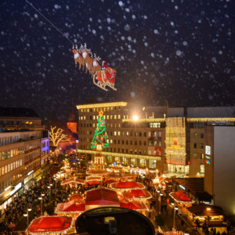 Weihnachtsmarkt in Bochum (2021) mit dem fliegenden Weihnachtsmann