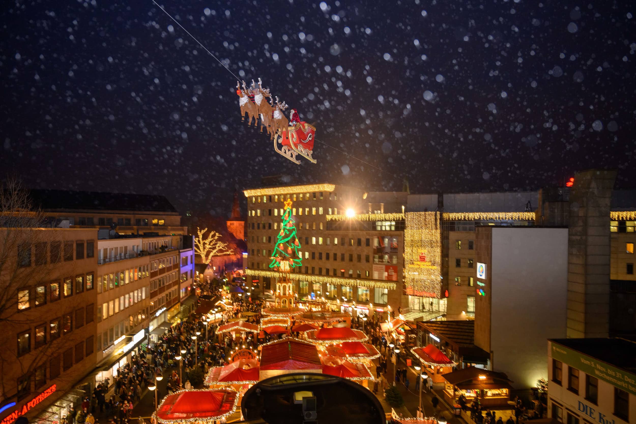 Weihnachtsmarkt in Bochum (2021) mit dem fliegenden Weihnachtsmann