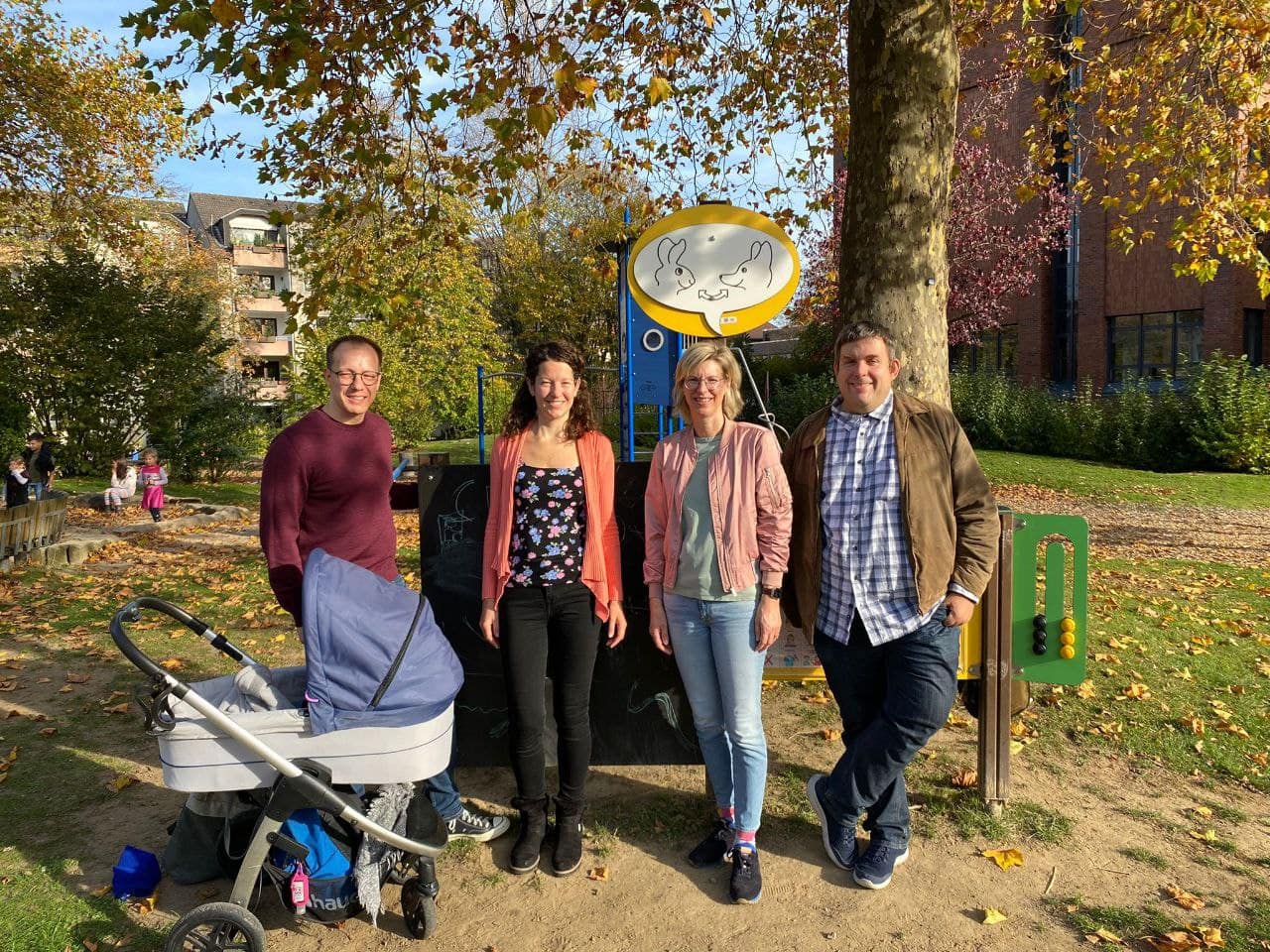 Inklusiver Spielplatz am Knüwerweg: (v.l.) Sören Aguirre Reid, Birgit Leifert, Meike Kessel, Jens Matheuszik vor dem neuen Kommunikationsspot