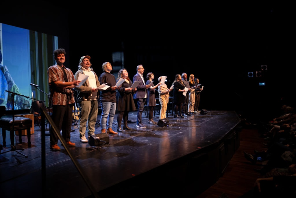 Bochum für die Erdbebenopfer (Schauspielhaus Bochum): Teil des Ensembles aus dem Bochumer Open-Air-Spektakel Nadzieja i tęsknota / Umut ve Özlem / Hoffen und Sehnen