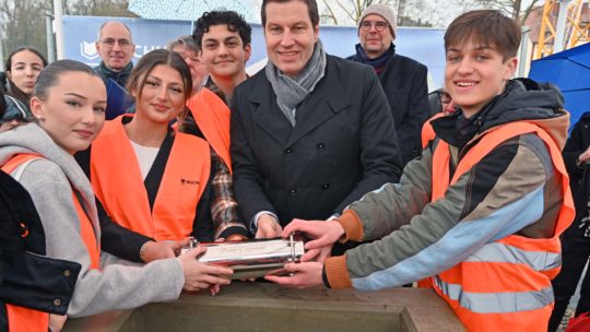 Grundsteinlegung am Schulzentrum Bochum-Nord durch Oberbürgermeister Thomas Eiskirch (SPD) und Schülern