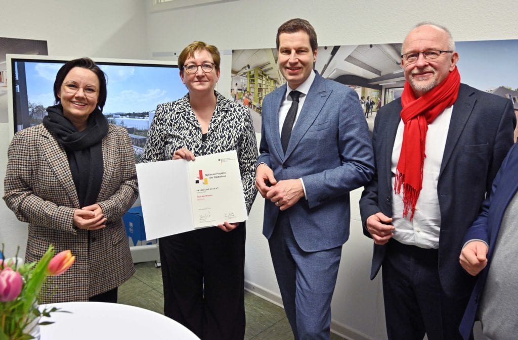 Haus des Wissens: im Rahmen der Förderbescheidübergabe mit MdB Michelle Müntefering, Bundesbauministerin Klara Geywitz, Oberbürgermeister Thomas Eiskirch und MdB Axel Schäfer