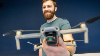 Nico Schiller beschäftigte sich schon in seiner Masterarbeit an der Ruhr-Universität Bochum mit der Sicherheit von Drohnen. Aktuell promoviert er zu diesem Thema.