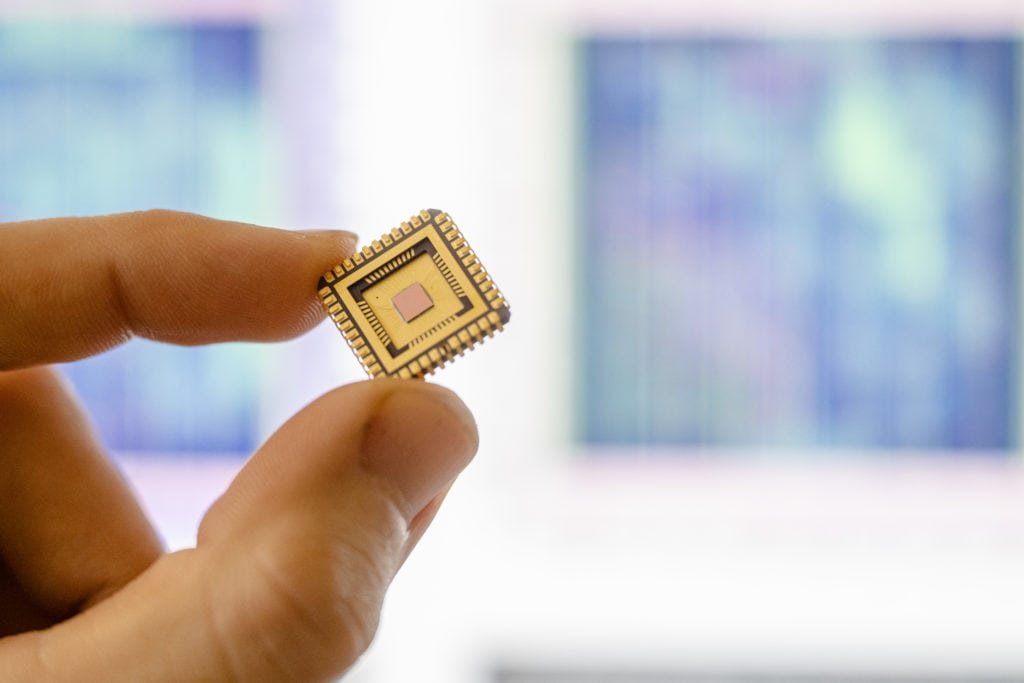 Für ihr Projekt haben die Forschenden Tausende von mikroskopischen Aufnahmen von Mikrochips gemacht. Hier ist ein solcher Chip in einem goldenen Chipgehäuse zu sehen. Die untersuchte Chipfläche ist nur etwa zwei Quadratmillimeter groß.