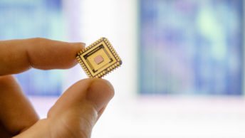 Für ihr Projekt haben die Forschenden Tausende von mikroskopischen Aufnahmen von Mikrochips gemacht. Hier ist ein solcher Chip in einem goldenen Chipgehäuse zu sehen. Die untersuchte Chipfläche ist nur etwa zwei Quadratmillimeter groß.