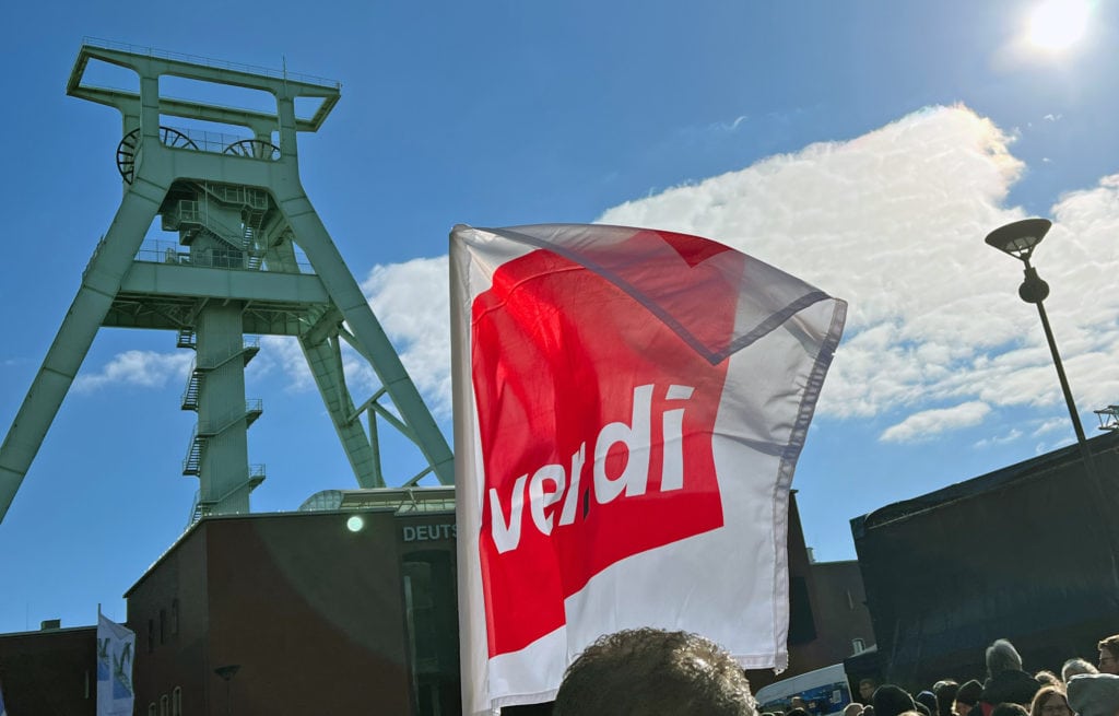 ver.di-Flagge vor dem Bergbaumuseum Bochum