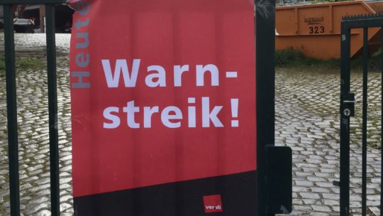 ver.di-Warnstreik (Plakat in Wiemelhausen)
