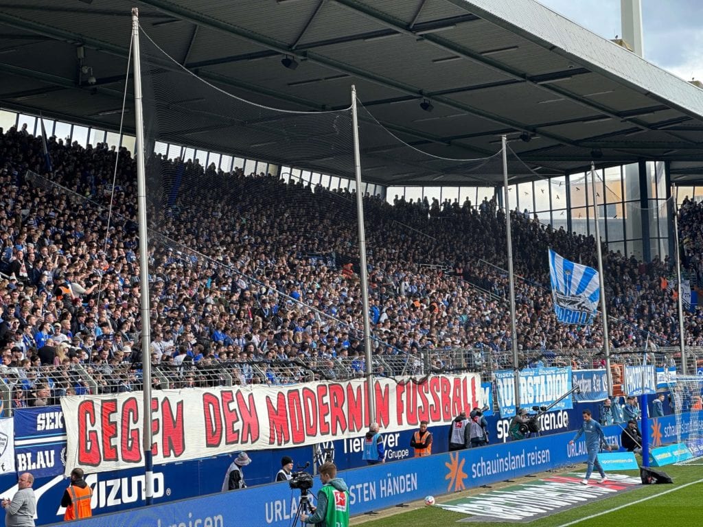 Vor der Partie des VfL Bochum gg. RB Leipzig - Blick auf die Ostkurve mit dem Banner: Gegen den modernen Fußball