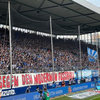 Vor der Partie des VfL Bochum gg. RB Leipzig - Blick auf die Ostkurve mit dem Banner: Gegen den modernen Fußball