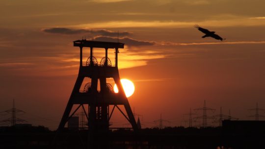 Zeche vor Himmel mit Sonnenuntergang