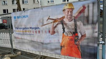 Baustellenbanner (bei der Pressekonferenz zur Kernaktivität Baustellenmanagement "Alles aus einer Hand" an der Baustelle Castroper Straße).