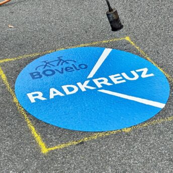 Radkreuz Bochum: Piktogramm "BOvelo - Radkreuz Bochum" wird angebracht