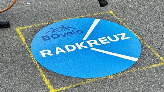 Radkreuz Bochum: Piktogramm "BOvelo - Radkreuz Bochum" wird angebracht