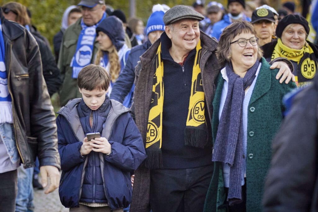 Auf dem Weg zum Berliner Olympiastadion: Jason (Cecilio Andresen), Opa Gerd (Joachim Król) und Ömchen (Petra Marie Cammin)