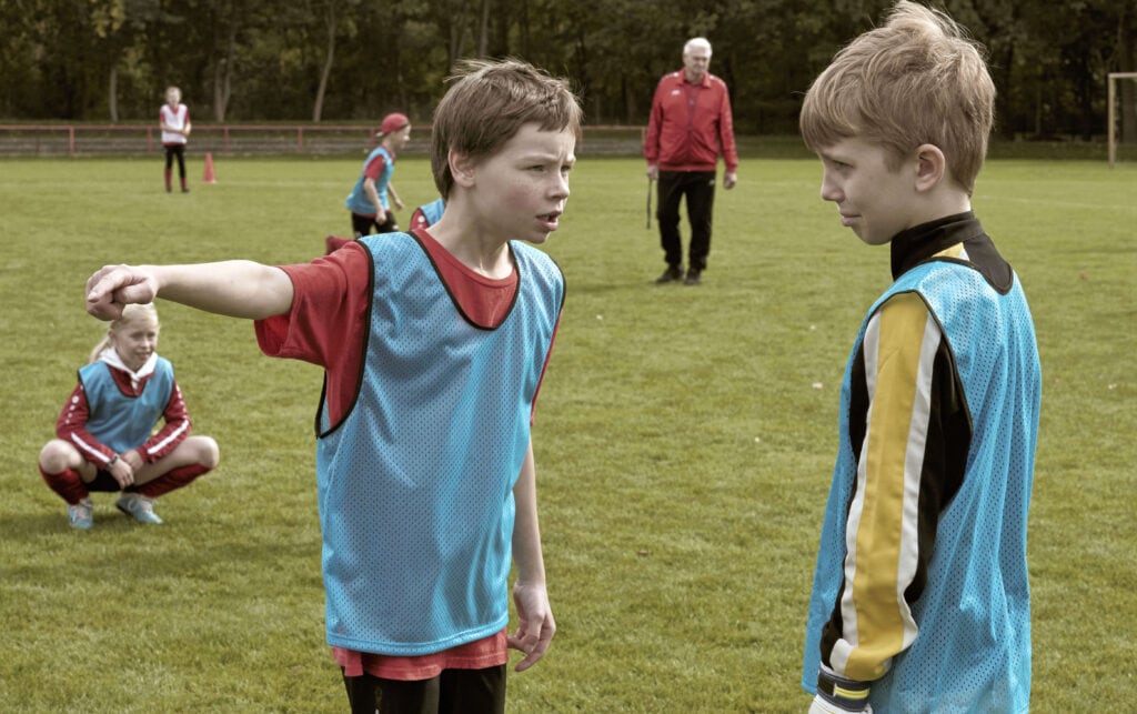 Vom Zuschauer zum Spieler: Jason (Cecilio Andresen) beim Probetraining im Fußballverein.