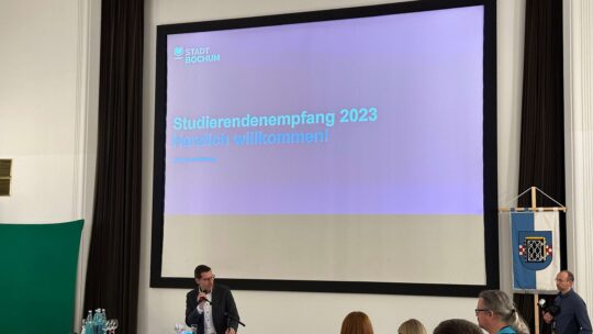 Studierendenempfang 2023 Bochum: Oberbürgermeister Thomas Eiskirch im Ratssaal