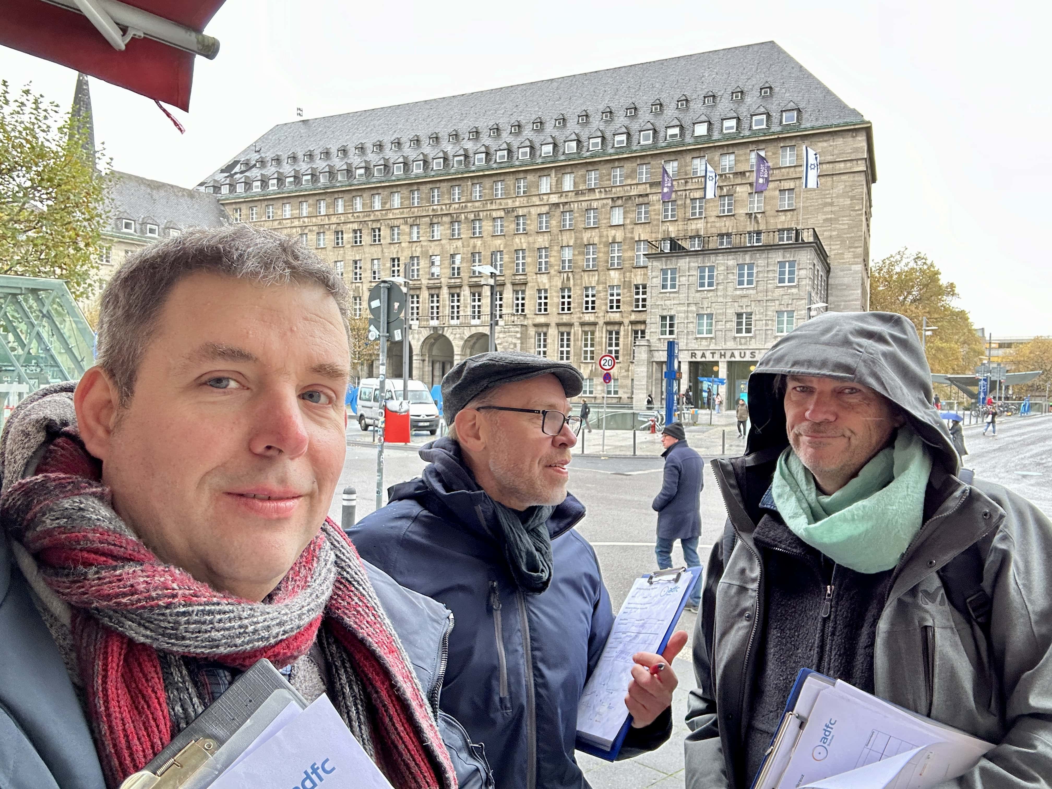 Verkehrszählung des ADFC Bochum am Radkreuz (vor dem Rathaus): Jens Matheuszik, Martin Krämer und Pe Sturm