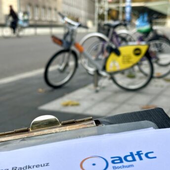Verkehrszählung des ADFC Bochum am Radkreuz (vor dem Rathaus)