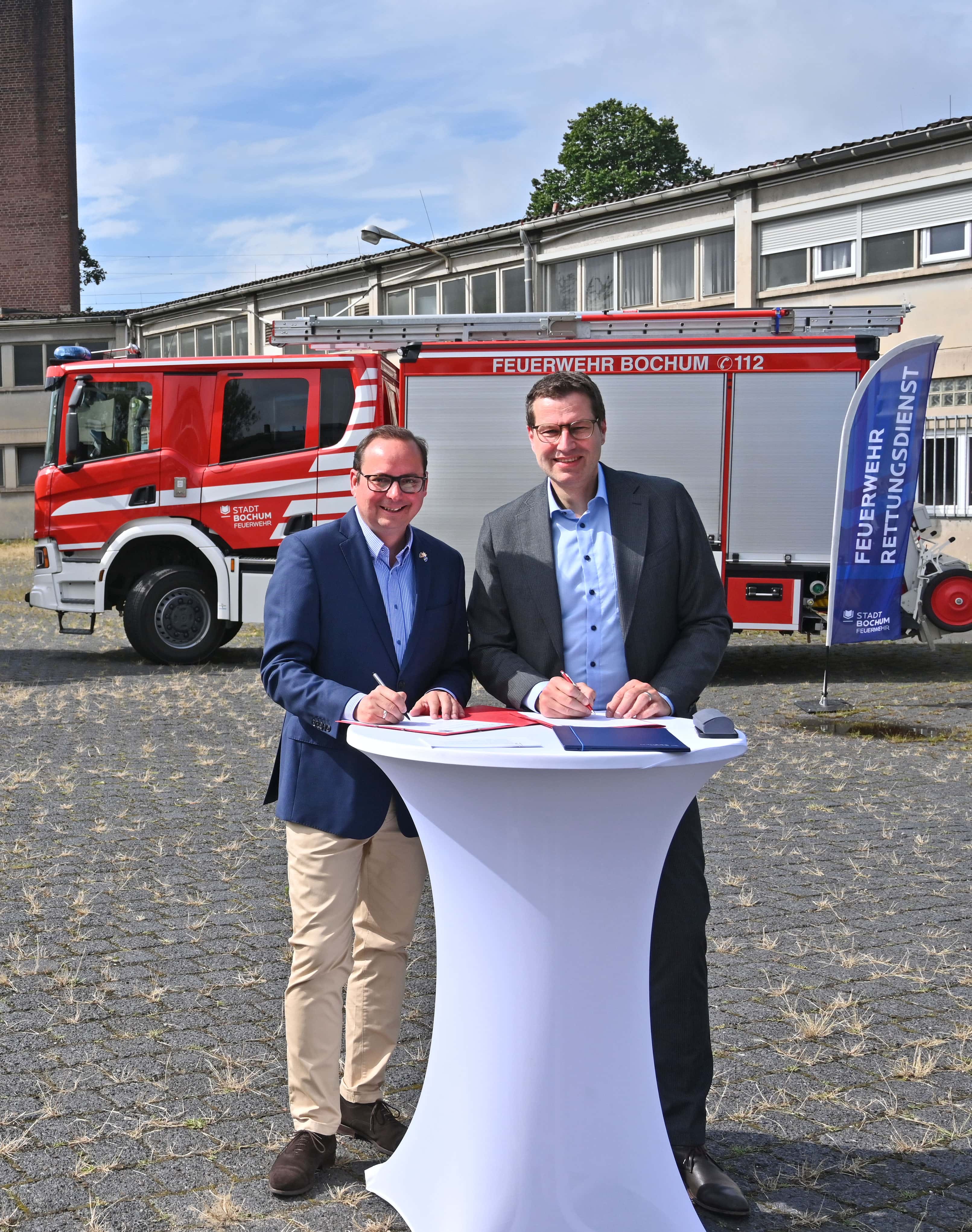 Oberbürgermeister Thomas Kufen (Essen) und Oberbürgermeister Thomas Eiskirch (Bochum) unterzeichnen eine Absichtserklärung zur gemeinsamen Feuerwehrakademie