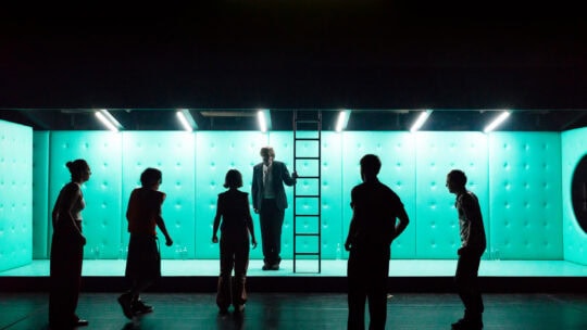 Schauspielhaus Bochum: Trommeln in der Nacht: Jele Brückner, Oliver Möller, Linde Dercon, Stefan Hunstein, Vincent Redetzki, Jakob Schmidt (Foto: Jörg Brüggemann, Ostkreuz)