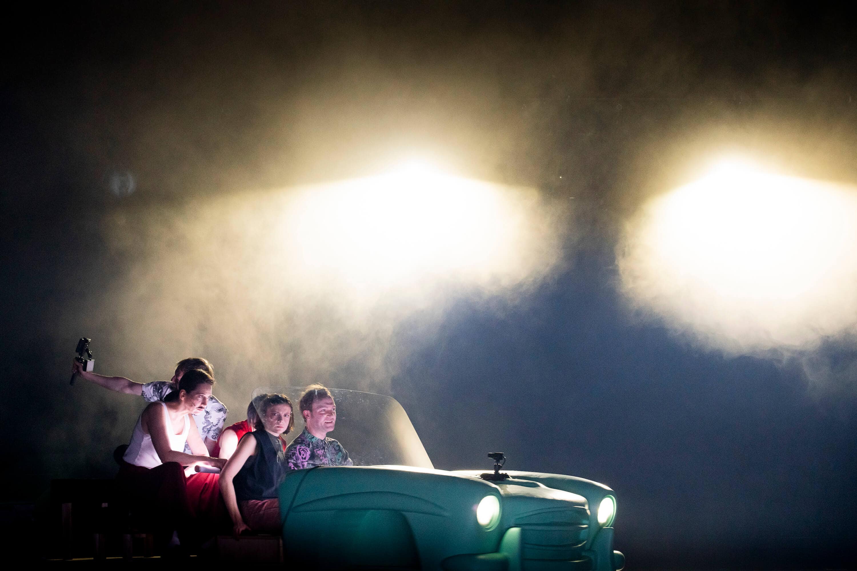 Schauspielhaus Bochum: Trommeln in der Nacht: Jele Brückner, Jakob Schmidt, Oliver Möller, Linde Dercon, Vincent Redetzki (Foto: Jörg Brüggemann, Ostkreuz)