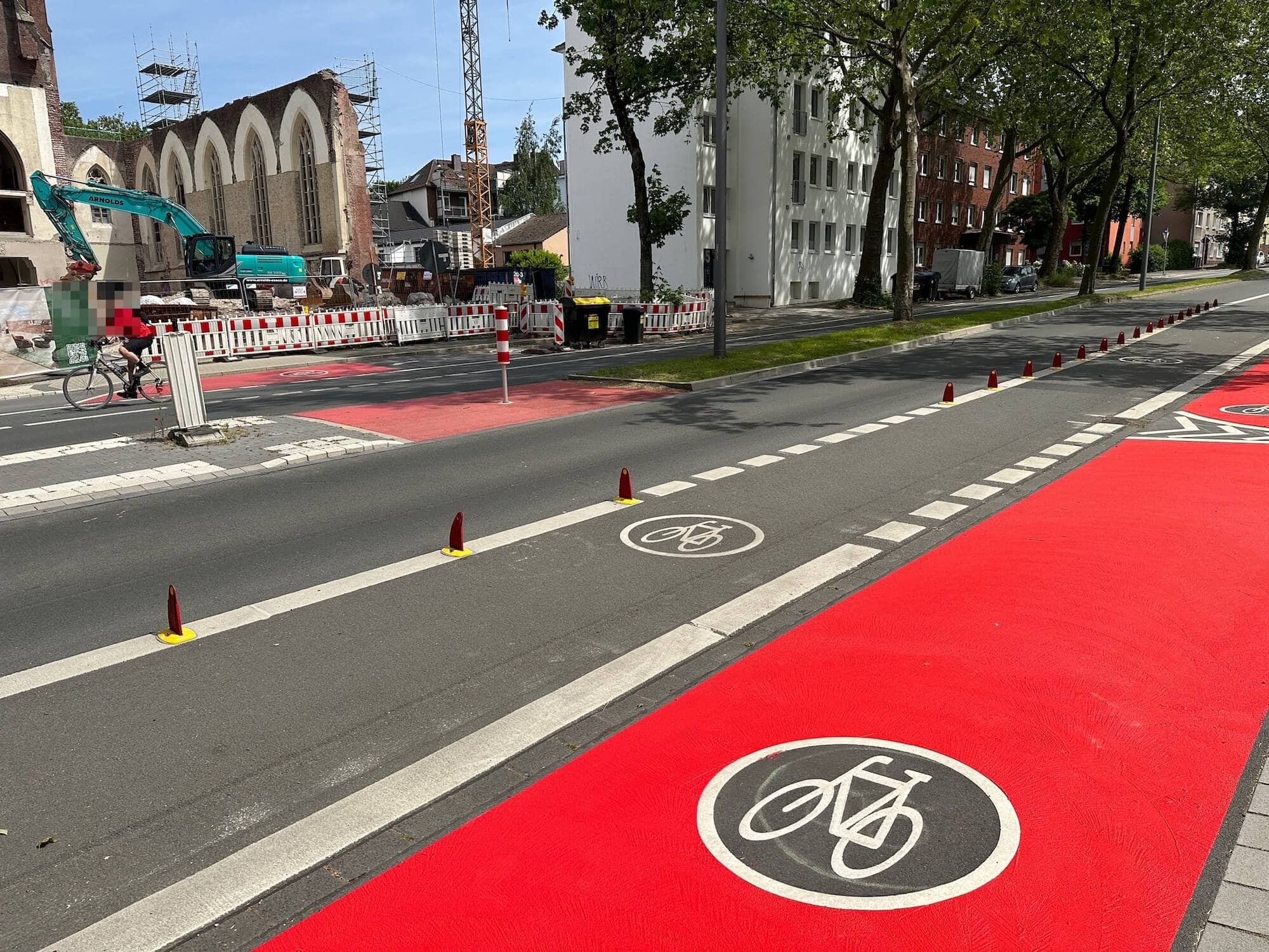 Radweg mit (teilweise) Rotfärbung - hier: Kreuzung Bessemerstraße und RS1 Ruhr (Bochum)