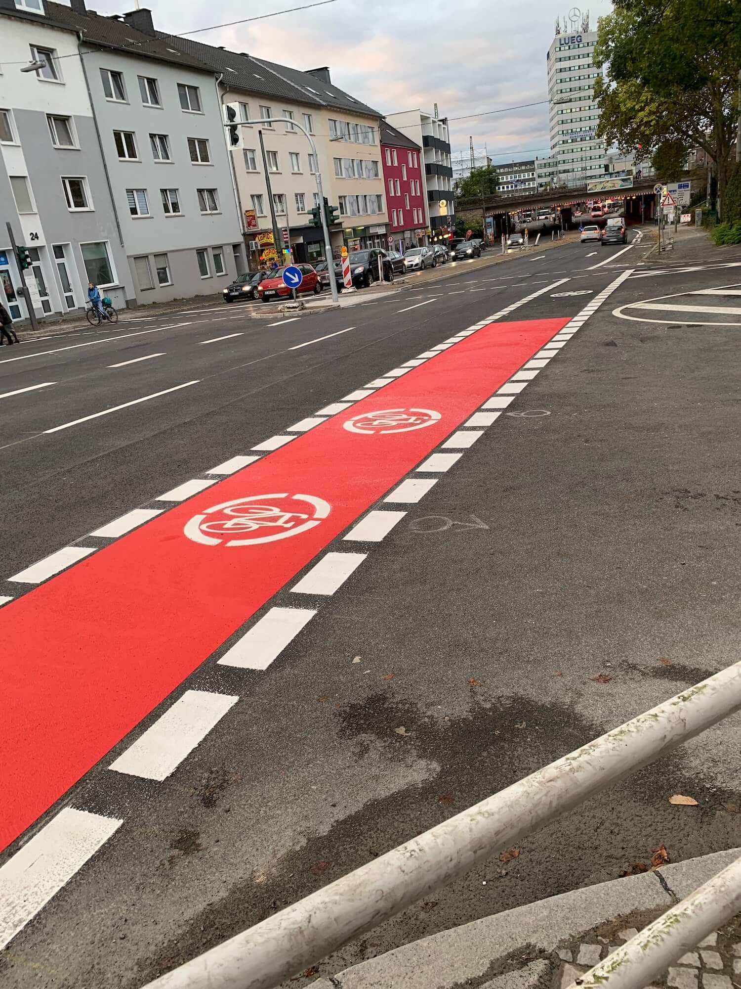 Radweg mit (teilweise) Rotfärbung - hier: Kreuzung Universitätsstraße, Ferdinandstraße (Bochum)