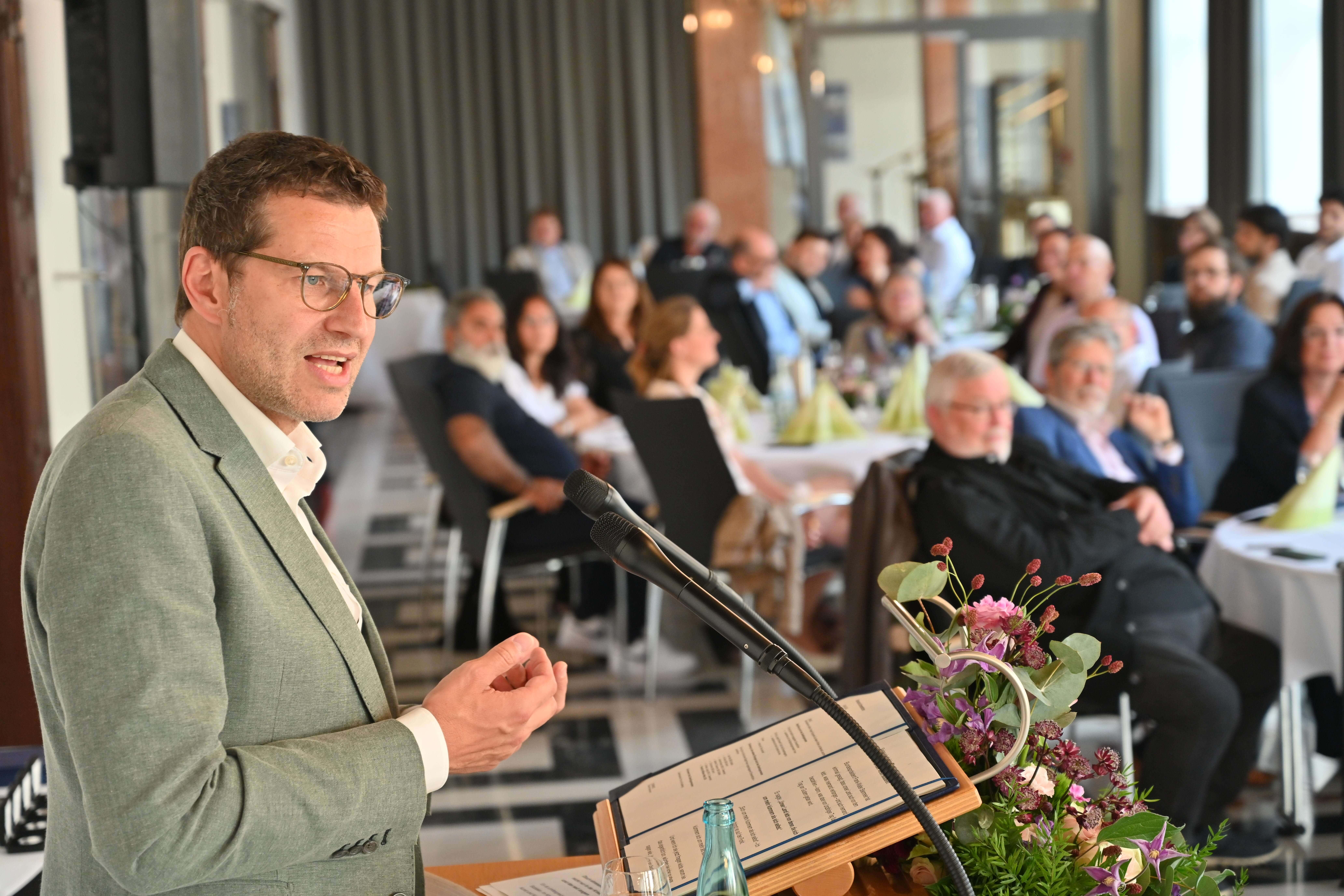 Oberbürgermeister Thomas Eiskirch spricht bei der Ehrenamtsfeier im Rathaus
