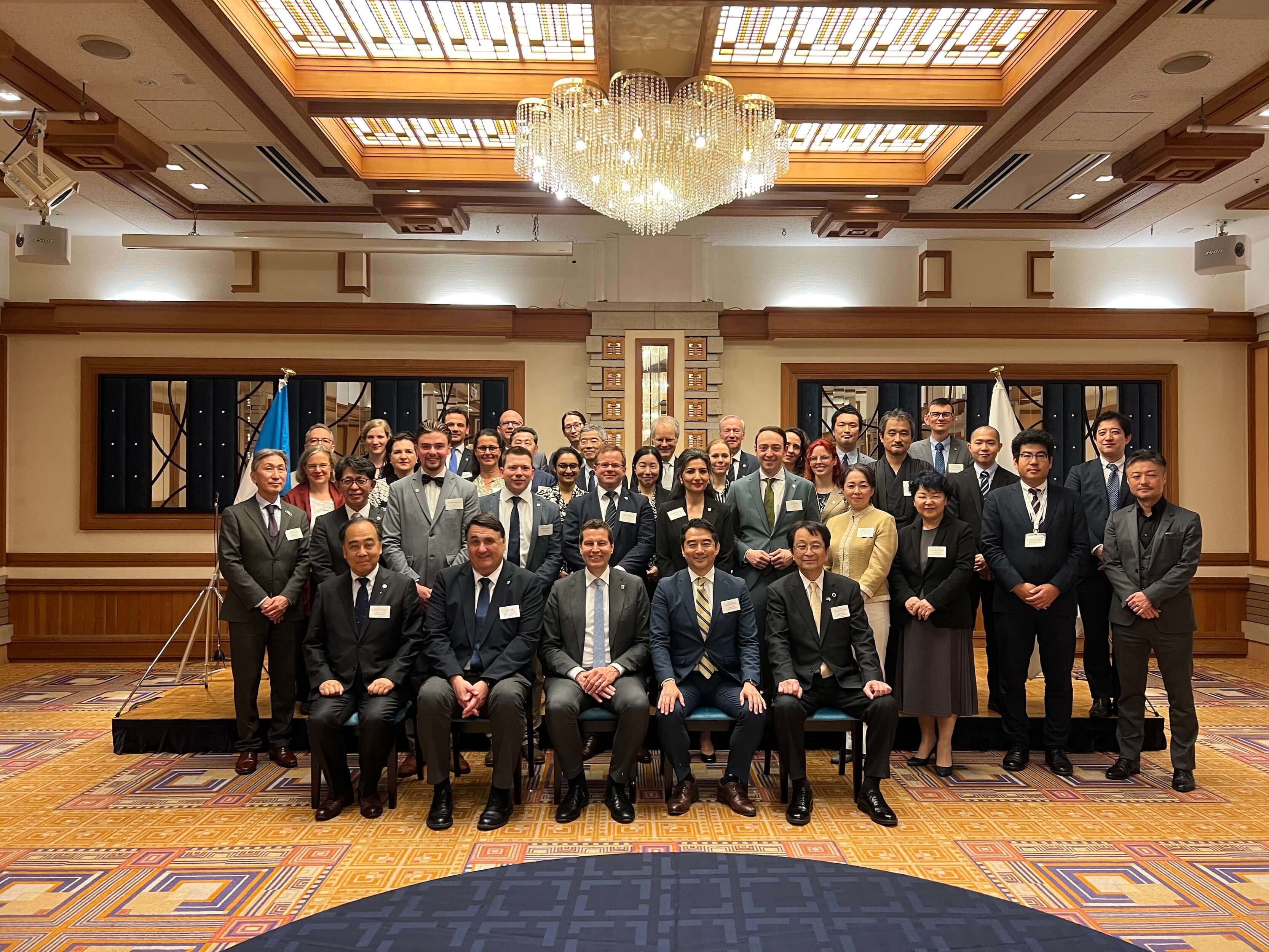 Gruppenfoto der Bochumer Delegation mit japanischen Partner:innen im Rathaus Tsukuba
