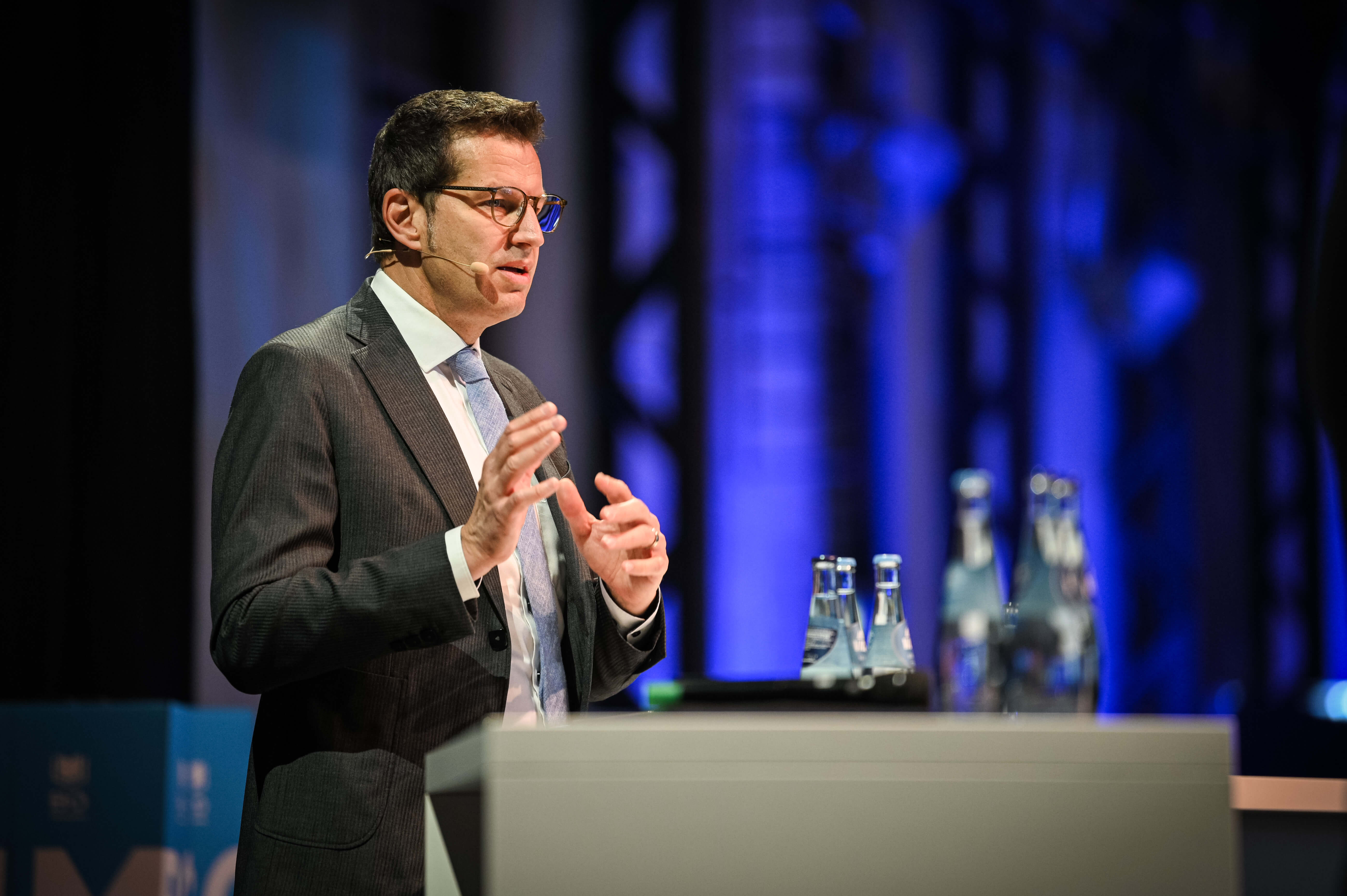 Oberbürgermeister Thomas Eiskirch bei seiner Rede auf der Bürgerkonferenz 2025 in der Jahrhunderthalle.