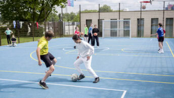 Mehrere Kinder spielen Fußba